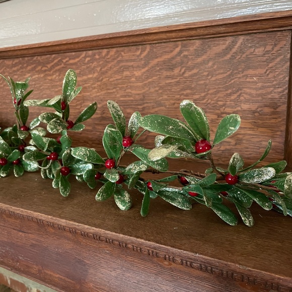 KIRKLAND'S BERRY MISTLETOE CHRISTMAS GARLAND 6' - Picture 5 of 8